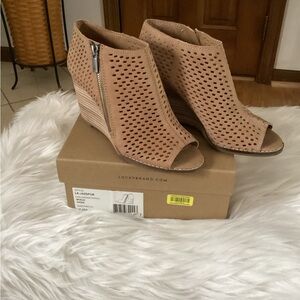 Lucky Brand Women's Perforated Tan Wedges